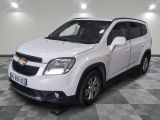 La Chevrolet RAV blanche est garée dans une pièce dont le sol est en damier.