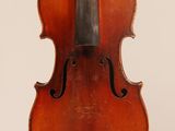un vieux violon avec un archet accroché à son dos