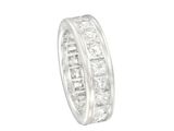 une bague en or blanc sertie de diamants taille princesse