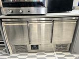 un micro-ondes posé sur un comptoir dans une cuisine