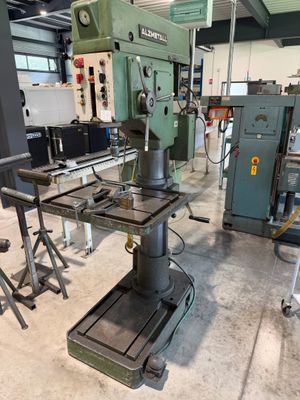 une machine placée au milieu d'une pièce