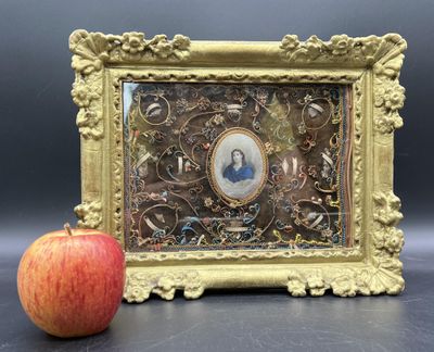 la photo d'une femme dans un cadre, à côté d'une pomme