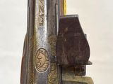 un vieux fusil avec une poignée en bois sur fond blanc