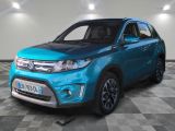 Un SUV bleu est garé dans une pièce dont le sol est à carreaux.
