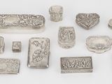 un assortiment d'objets en argent sur un fond blanc