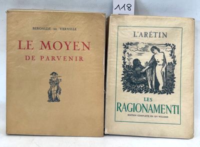 deux livres sont posés l'un à côté de l'autre sur une table