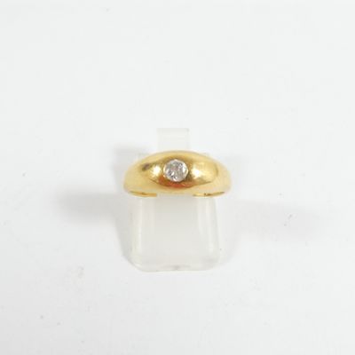 Gros plan sur une bague en or ornée d'un diamant