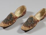 deux paires de chaussures ornées de motifs floraux, posées sur une surface blanche