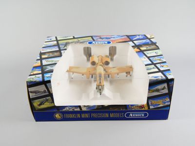 une boîte contenant une maquette d'avion de chasse