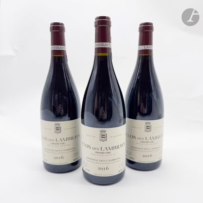trois bouteilles de vin posées sur une table l'une à côté de l'autre