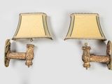 une paire d'appliques murales anciennes en laiton, munies d'abat-jours