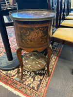 Petit chevet, en bois de placage, dessus marbre, galerie de … (photo 3)