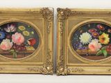 une paire de tableaux représentant des fleurs, dans un cadre doré, accrochés à un mur blanc