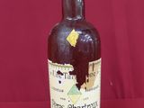 une bouteille de vin posée sur une table