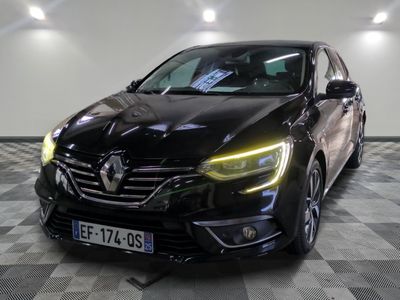 la voiture noire est garée dans le garage sur le sol en damier