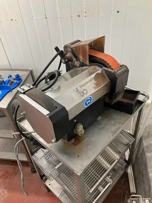 une machine posée sur une table