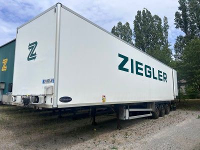 une photo d'une semi-remorque garée sur le bord de la route