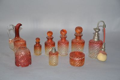 un grand nombre de bouteilles en verre posées sur une table