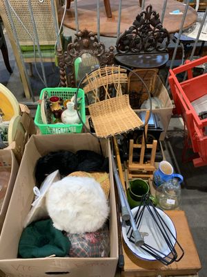 Palette comprenant petit mobilier de poupée, assiettes en porcelaine p - Photo 1