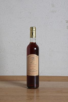 une bouteille de vin posée sur une table