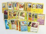 beaucoup de cartes pokemon sur la table