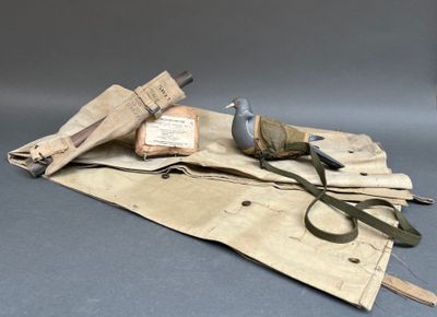 une vieille paire de ciseaux et une paire de ciseaux posée sur un morceau de tissu