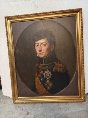 portrait d'un homme en uniforme militaire dans un cadre doré
