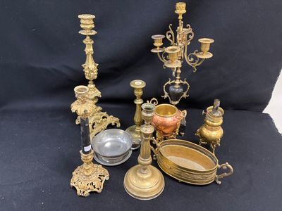 de nombreux objets anciens en laiton sur fond noir