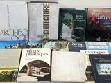 un grand nombre de livres posés sur une table