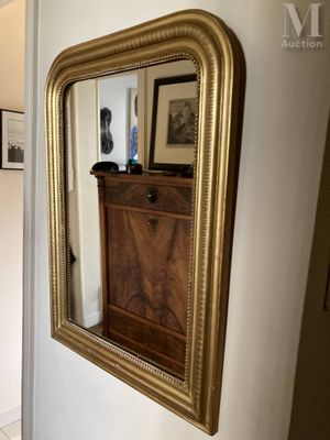 un miroir accroché au mur dans un couloir