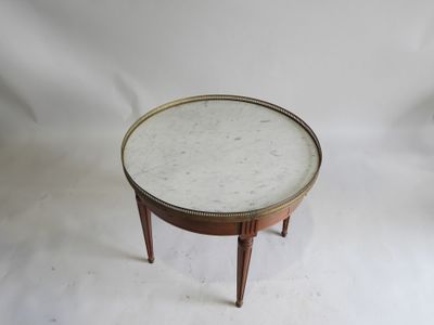 une image représentant une petite table ronde avec un plateau en marbre