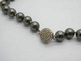 gros plan d'un collier sur une surface blanche