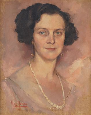 un tableau représentant une femme portant un collier et des boucles d'oreilles en perles