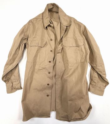 une veste beige avec des boutons sur la poitrine et un col boutonné