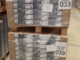 de nombreuses caisses empilées dans un entrepôt