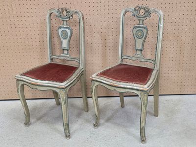 paire de chaises anciennes dont les assises sont recouvertes de velours rouge