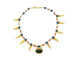 gros plan d'un collier sur fond blanc
