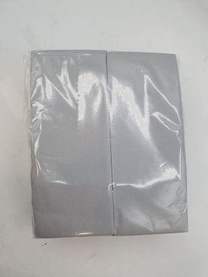deux morceaux de plastique posés sur une surface blanche