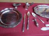 une table avec de l'argenterie et des couverts sur celle-ci