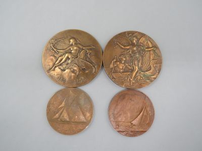 trois types de pièces différents sont présentés sur une surface blanche
