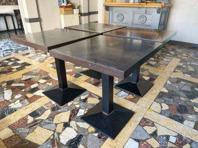 deux tables posées sur un sol carrelé
