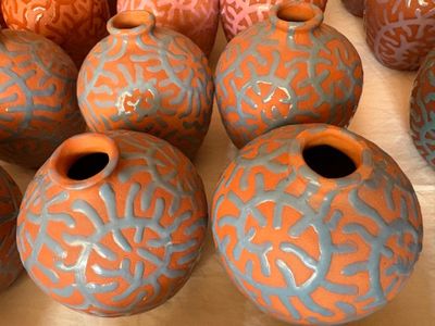 de nombreux vases posés sur une table