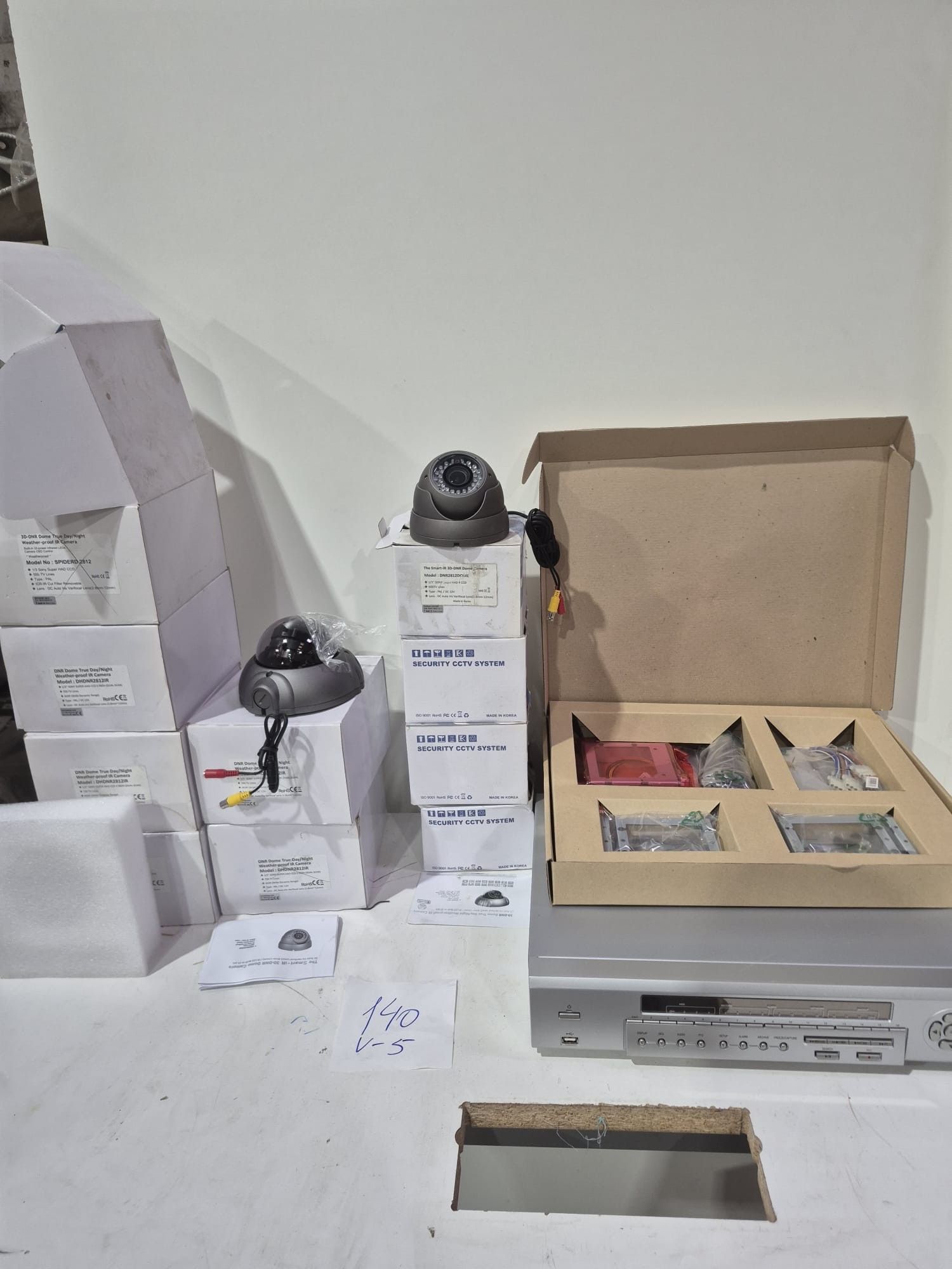 Lot d'environ 10 caméras de vidéosurveillance analogiques de…