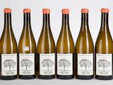 six bouteilles de vin sont alignées dans une rangée