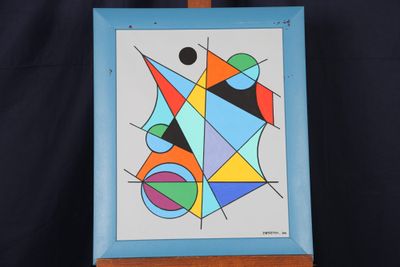 tableau sur chevalet, avec un cadre bleu et un fond noir