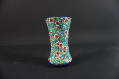une image représentant un vase orné d'un motif floral