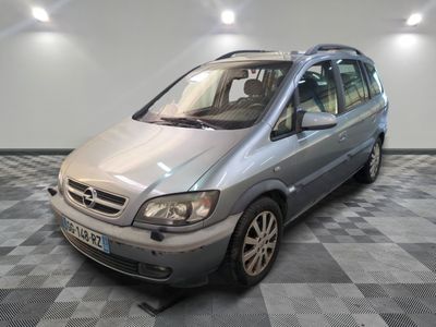 la photo d'une voiture argentée garée dans un garage