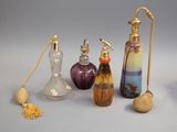 plusieurs types de flacons de parfum sur la table