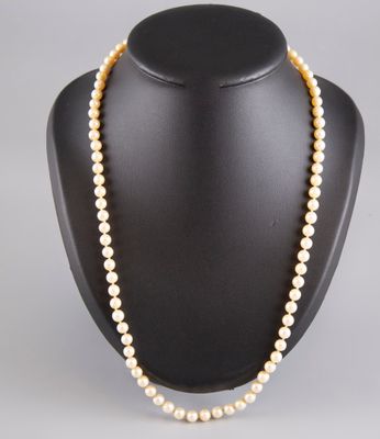 Collier de perles fantaisies, fermoir formant nœud serti de …