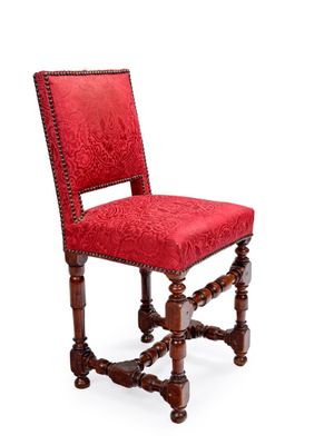 une image représentant une chaise rouge avec une structure en bois et une assise rembourrée de couleur rouge